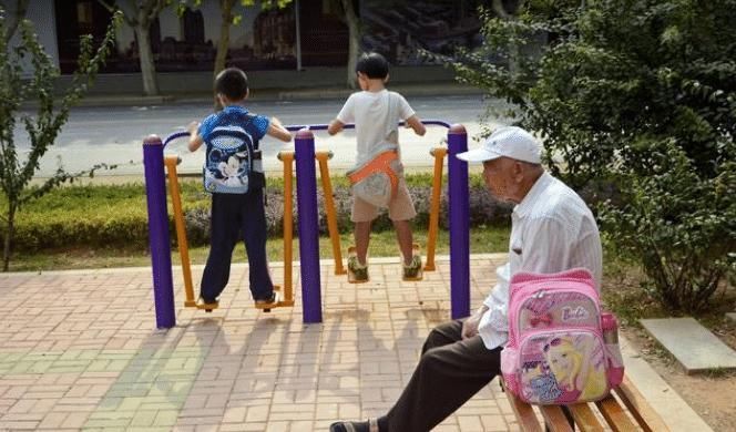 忙着赚钱没时间，孩子交给父母带，长大后成这样，家长后悔不已！