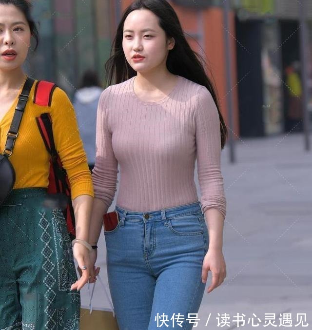 牛仔裤 肤色打底衫搭配浅色牛仔裤,大胆而显气质!