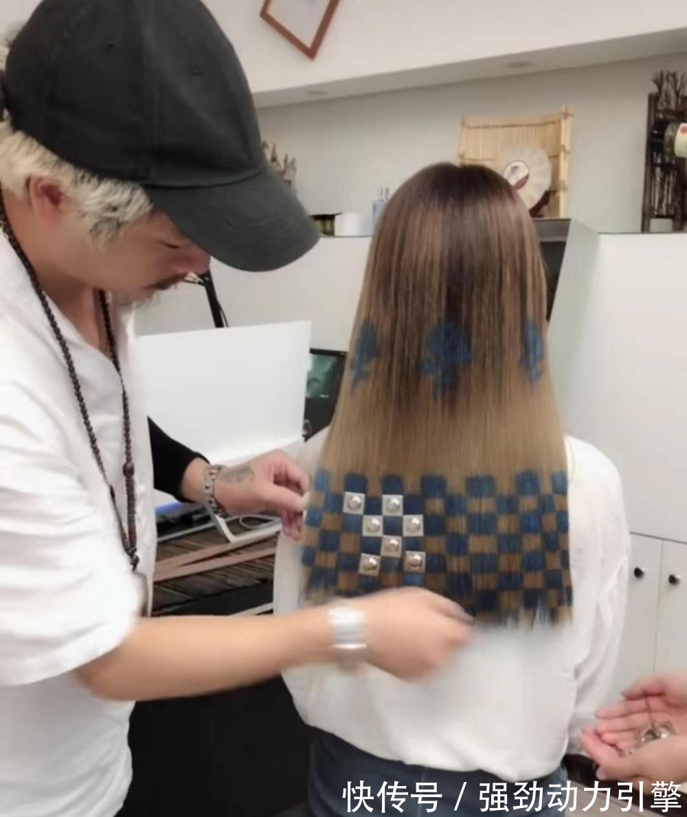 玫瑰花 做创意发型在头发上染玫瑰, 贴锡纸做方格, 网友 有本事梳下试试!