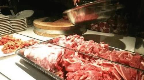 老同学见面请吃饭,吃了“一整头牛”,结账时傻眼了没算错吗