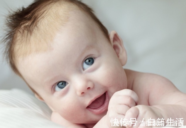 宝妈|宝宝出生后多久会抬头和翻身一般在此时间,你家孩子达标了吗