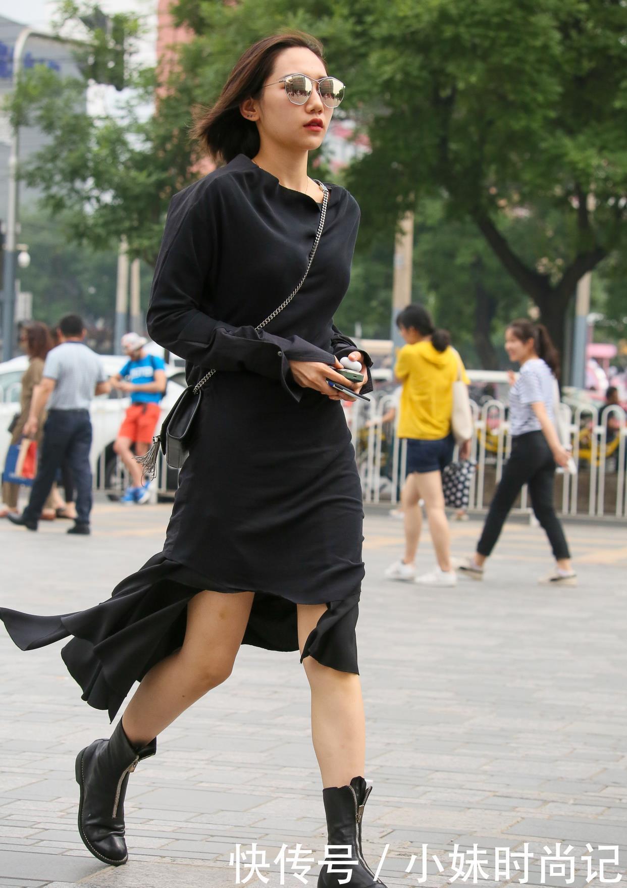 时尚穿搭:黑色长袖连衣裙,搭配马丁靴,保暖又时尚