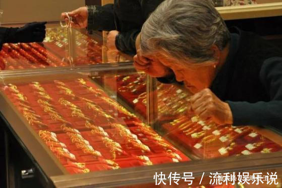 消费者 为什么去黄金店最好不要试戴手镯呢还好知道得及时