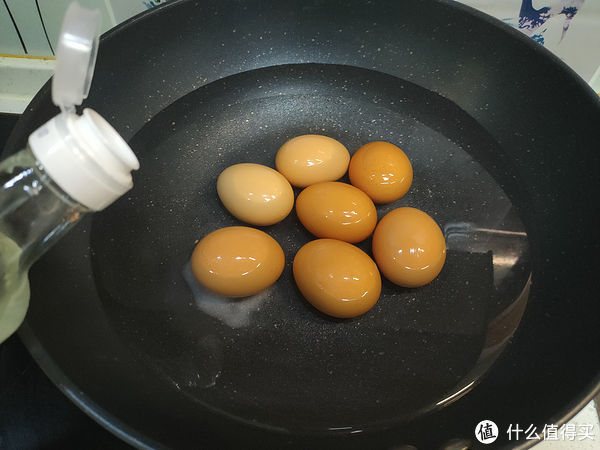 煮鸡蛋时,切记别只加清水,多加两样,蛋壳好剥,蛋黄嫩滑不发青
