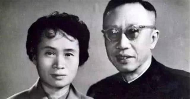 龙椅|溥仪晚年与妻子重游故宫,再次看到龙椅时道出1句话,饱含心酸苦楚!