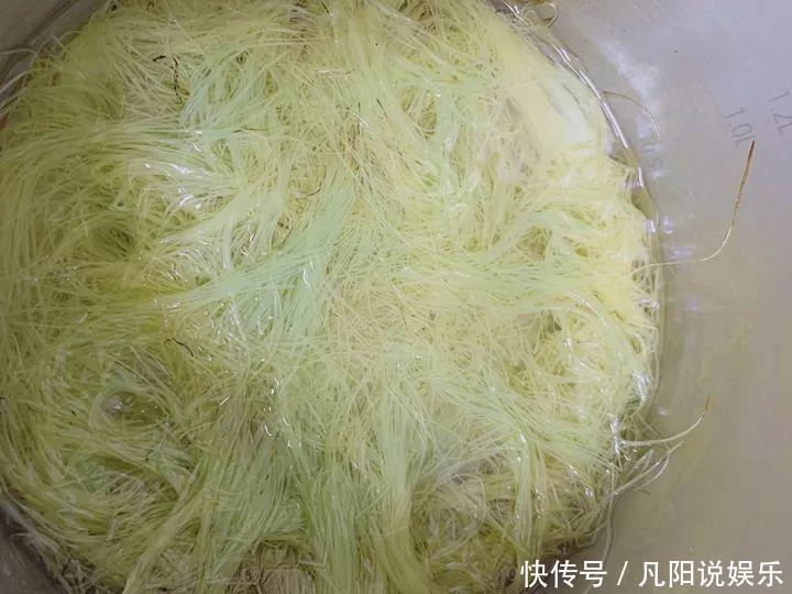 玉米棒子扔盆里,洒点水就发芽了,7天长一把绿苗!