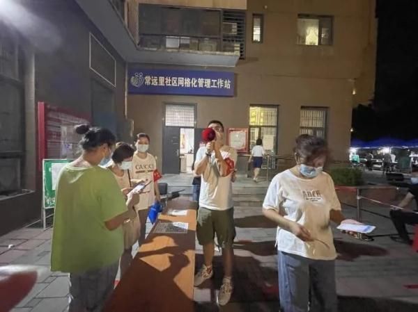 擔當|排隊也不耽誤跳廣場舞，核酸檢測“氣氛組”名擔當來了!