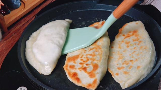 韭菜盒子怎么做好吃，按照这个配方，不破皮不出水，咬一口太香了