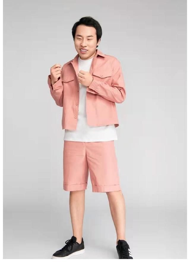 他，從小因長相被喊“怪物”，靠脫口秀征服觀眾，圈粉無數(shù)，憑啥