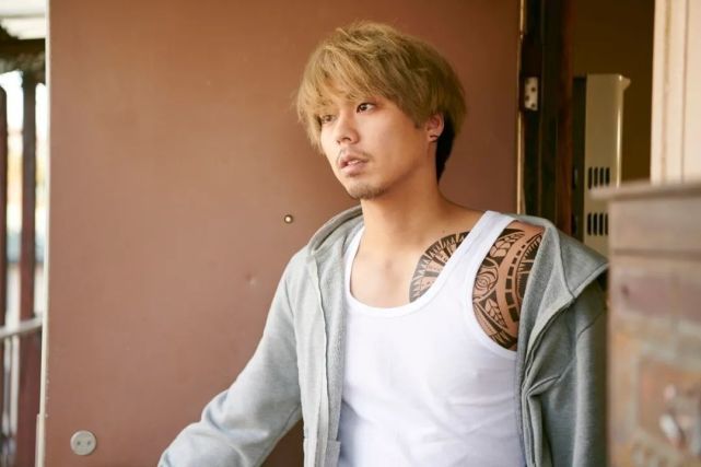 车车|假面骑士:车车客串吃瘪刚的后宫婚,铠武主题运动鞋亮相