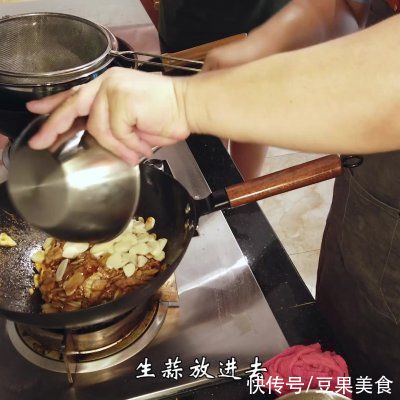 玉米淀粉|蒜爆羊肉，蒜香十足无膻味