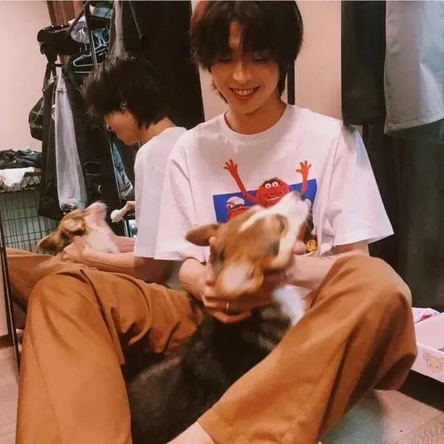 头像｜男｜不是因为奥特曼能变成光，而是心中有光才能变成奥特曼