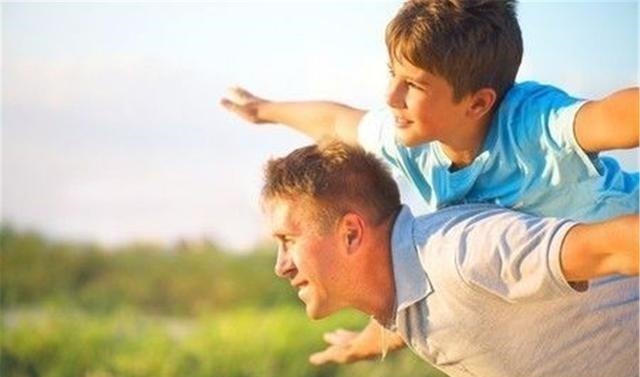 爸爸们|爸爸第一次去幼儿园接娃,老师一脸警惕,爸爸:我真是他爸