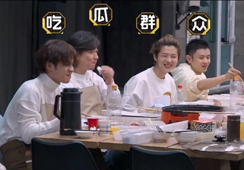 鹿晗带关晓彤录《五哈》，沙发上睡觉动作就是证据，嘉宾全程吃狗粮