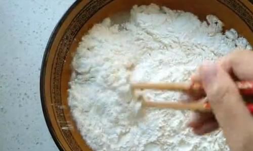  早餐饼4个鸡蛋，一碗面，筷子搅一搅，最简单营养的早餐饼