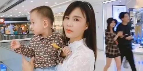 外孙|最美外婆产房外走红,风头盖过婴儿,外婆:看我不如看我外孙