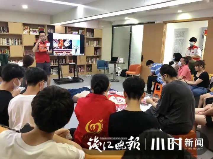 周新|刷屏朋友圈！200斤男子突然心脏骤停，一中学老师出手了