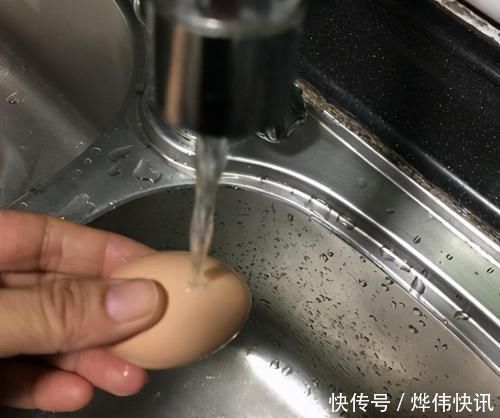 蛋壳|煮鸡蛋只用清水,一看就是外行!大厨加上两样调料,又香又好剥壳