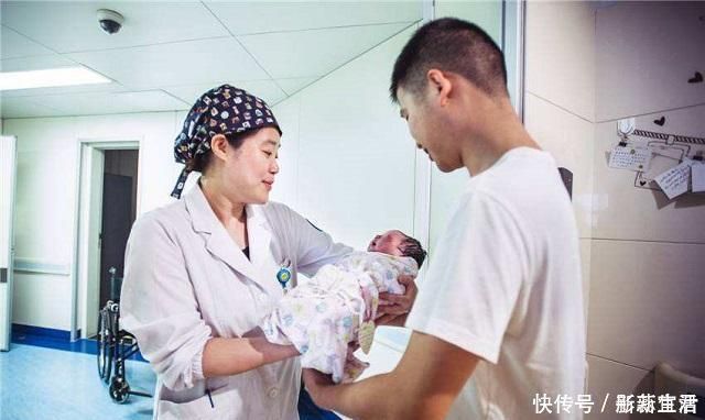 孩子|“人贩子爸爸”走红,抱着亲生儿子如同偷娃,慌张神情令人想笑