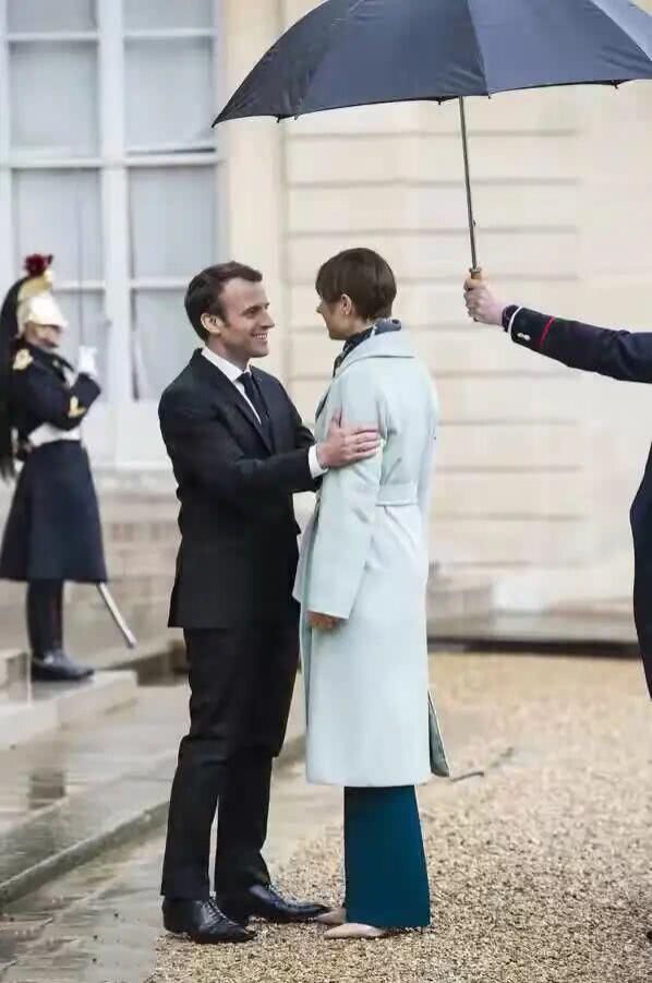 法国总统抛下大25岁老婆,和美女总统雨中深情拥抱对视,保镖知趣