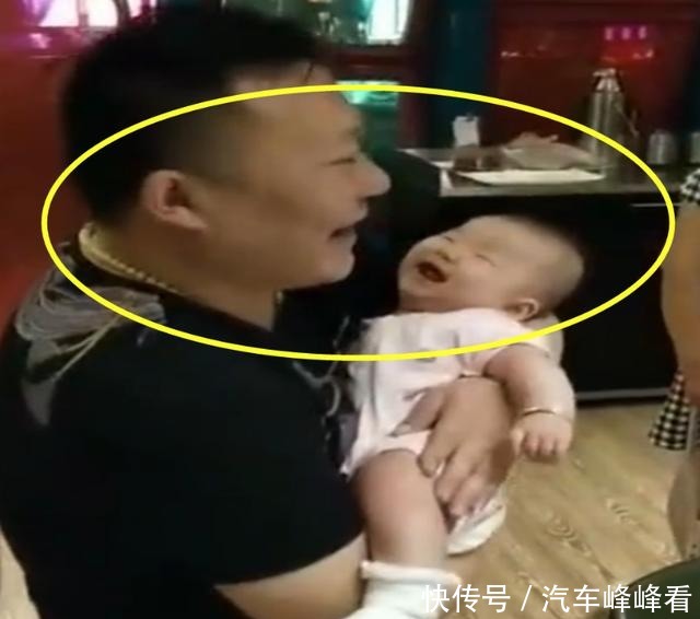 逗笑|舅舅第一次抱宝宝，宝宝的反应太出人意料，把全家人逗笑了