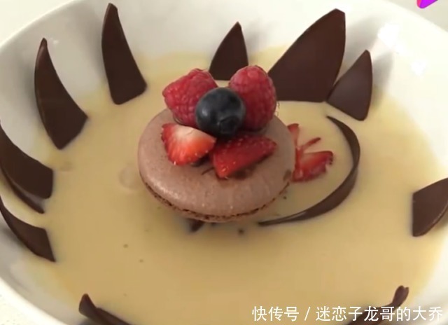 巧克力|顶级大厨制作“巧克力花”,浇下奶茶的瞬间,才是震撼的开始!