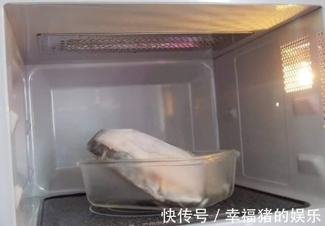 微波炉|解冻肉最忌直接用水泡，教你这2招，10分钟快速解冻，新鲜如初！