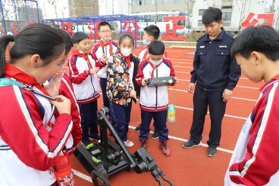 日照特警来了一批小客人......