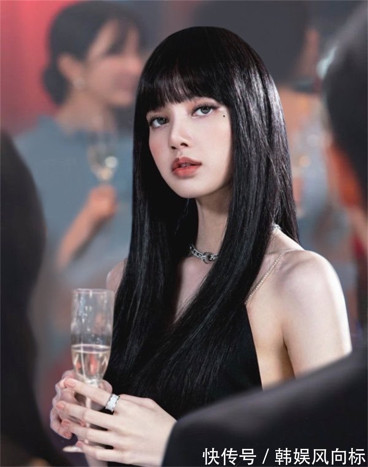 blBLACKPINK Lisa穿着一身宝格丽服装，需要花费多少钱？