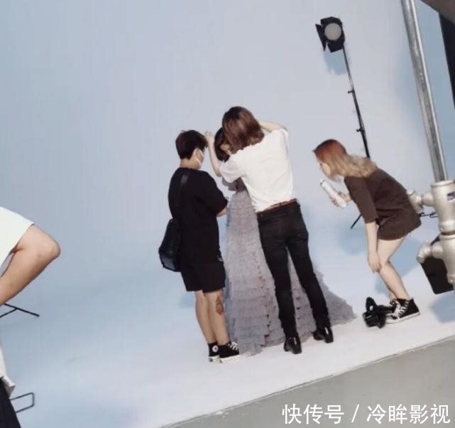 王子文让助理下跪提鞋后,现身拍片与助理