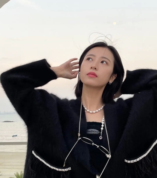 针织开衫过时？这三款简直不要太时髦