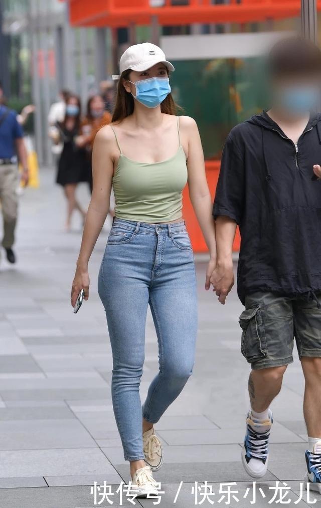 浅绿色的抹胸小吊带,凸显出傲人的事业线,轻松展现个人魅力