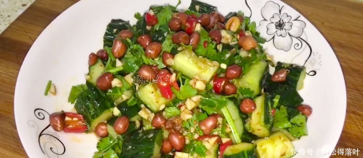 炎热的夏天最适合来一份凉拌黄瓜,做法特别简单,清脆爽口