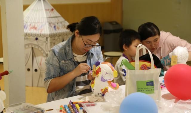 孩子的想象|幼儿园让画“妈妈睡姿”,孩子们脑洞大开,网友三天没挨打了