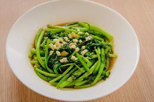 窍门|炒绿叶菜，直接下锅可不行，记住2个窍门，出锅翠绿入味不出水