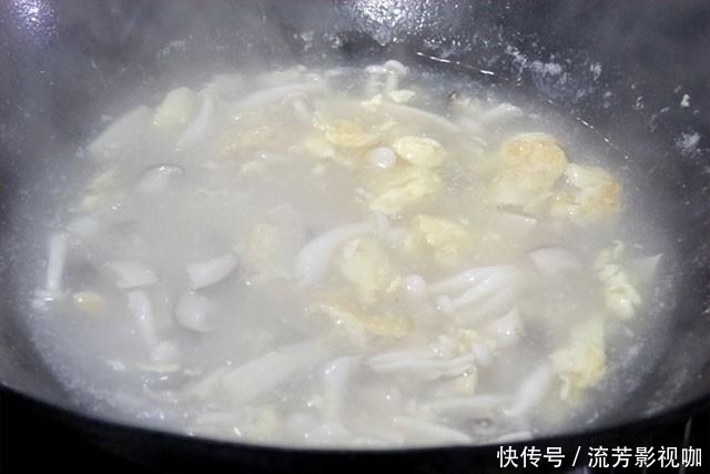 秋燥|初秋微凉,就爱一锅三鲜汤,暖胃降秋燥,加上这道食材,满口鲜香