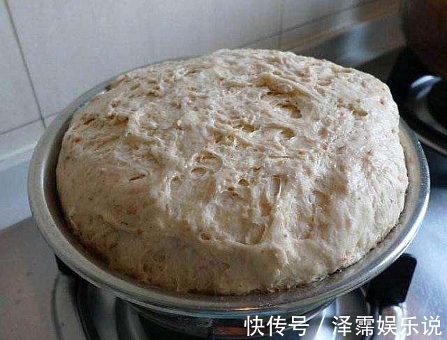 冬天蒸馒头，发面只用酵母就“悲剧”了，放一勺它18分钟发满盆