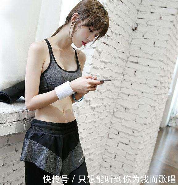 身姿 紧身打底裤美女,尽显曼妙身姿,有着简约清新的气质