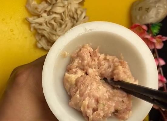 母鸡蛋|自制香肠,选料精良、干净,吃起来放心,今天分享一道蒜香红肠