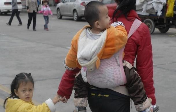 “妈,能别抱弟弟接我吗”,女儿拒绝妈妈接,揭露二胎家庭暗伤