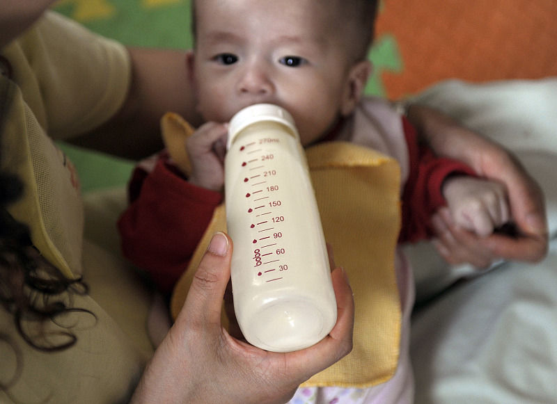 “两小时一次，双手一起”：躲在车里坦胸露乳的女生在干嘛？