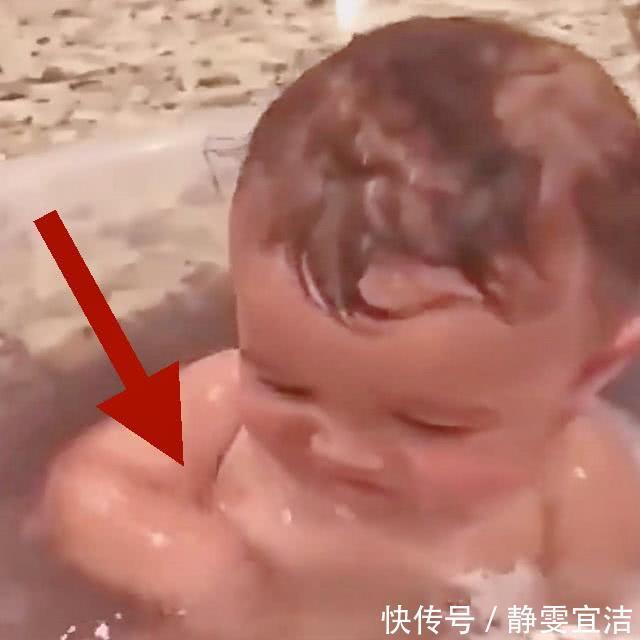 宝宝|宝宝洗澡时有人闯入,宝宝赶紧捂住下身,网友:一副萌萌的样子