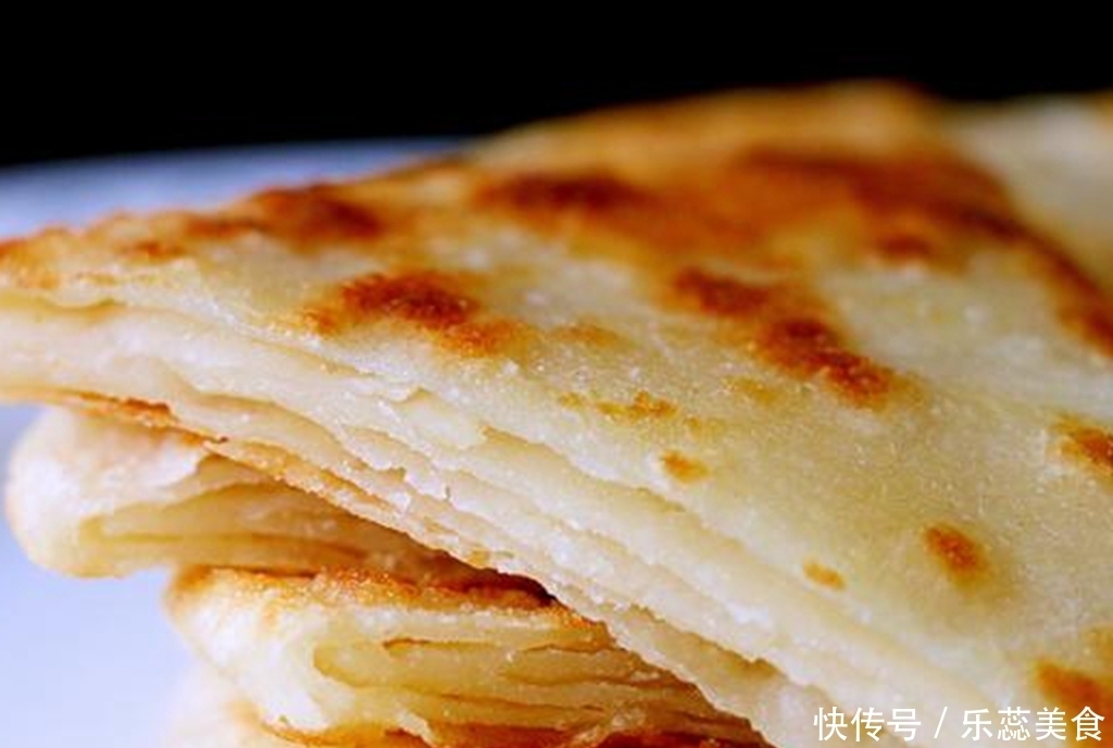 烙饼和面时,一定别直接加水,多加“1步”,又软香又出层