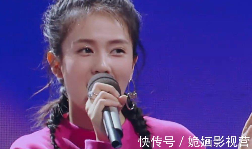 热舞|王一博节目热舞完，谁注意他第一个拥抱的是谁？两人关系不一般