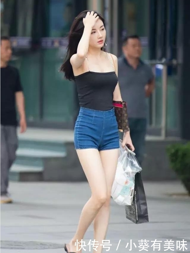 美图|街拍美图：修身轻熟的穿搭，魅力由你来掌控，性感中不失甜美
