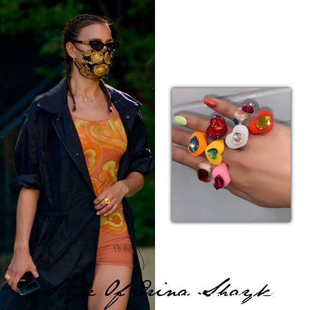 超模伊莲娜梳拳击辫，穿高弹裙撞衫“麻辣鸡”，女儿上学如走秀