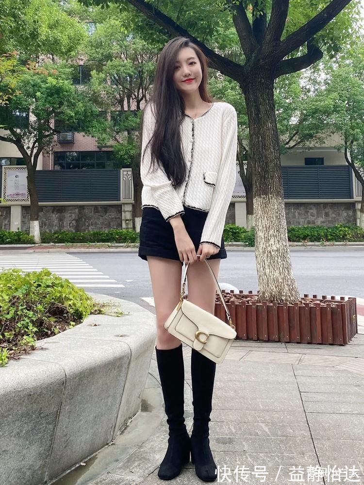 搭配|高个子小姐姐,浅色毛衣搭配黑色短裤,凸显修长细腿