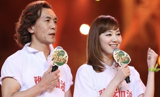 董卿|李咏力捧的金牌女主持,却因绯闻缠身遭央视“退货”,现在如何了