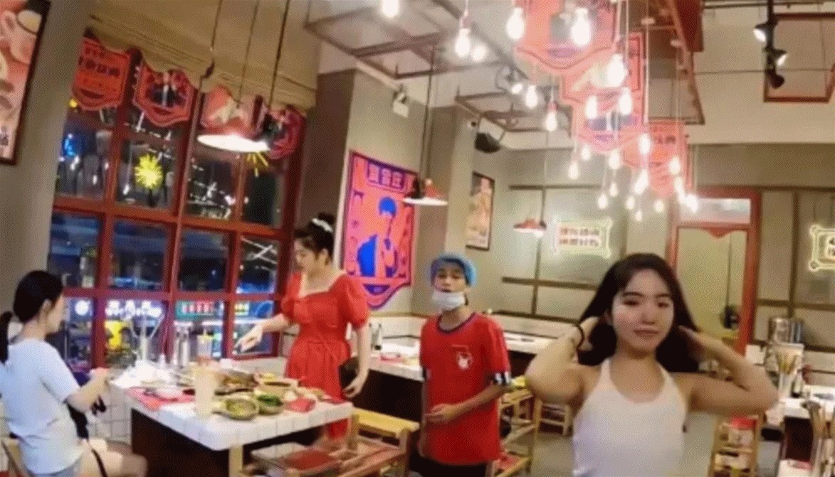 火鍋底料|陳赫火鍋店為啥能火招聘工資不算啥,看到服務(wù)員的長(zhǎng)相明白了