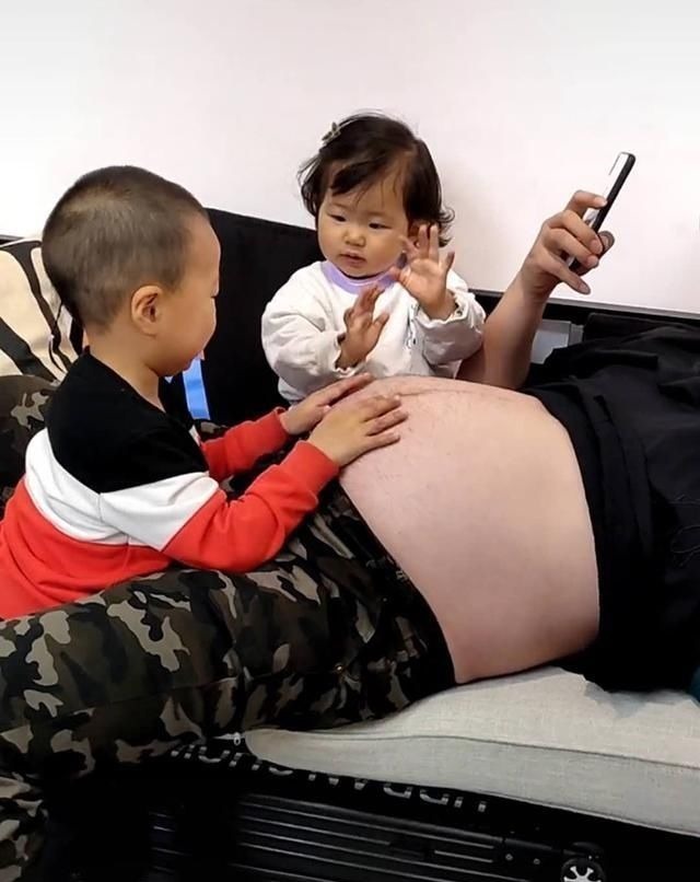 爸爸|兄妹俩都想再要个弟弟,爸爸的“将军肚”被寄予厚望,妈妈无语了